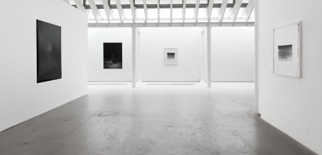 Ein Einblick in die Galerieräume, strahlend weiße Wände mit schwarz-weißen Bildern.